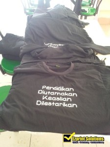 baju hitam cetakan putih